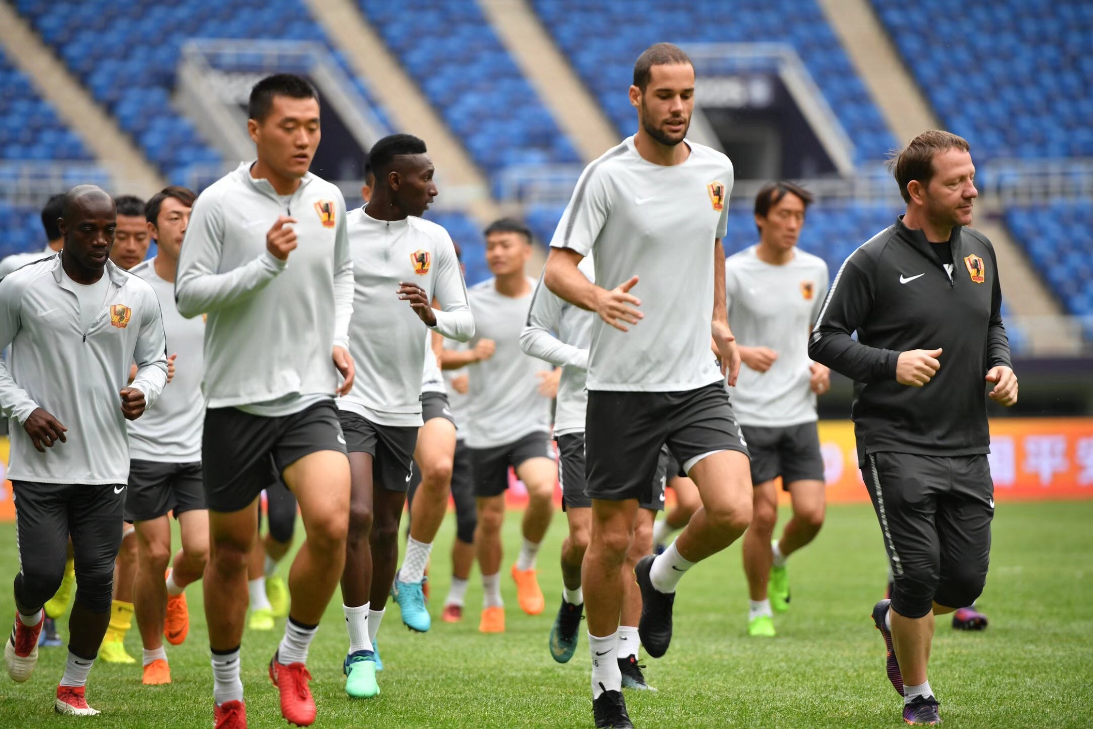 开云官网-冲刺阶段上海久事远射贴柱：欧联节点到来，压力陡增，赛程密集仍需轮换